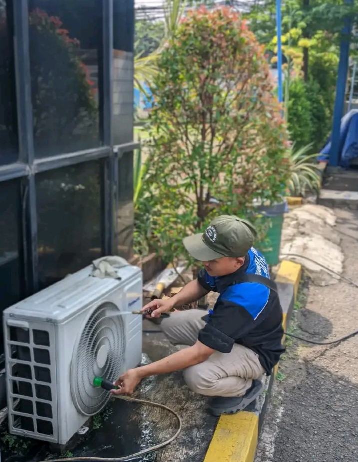 Dokumentasi Service AC Semarang
